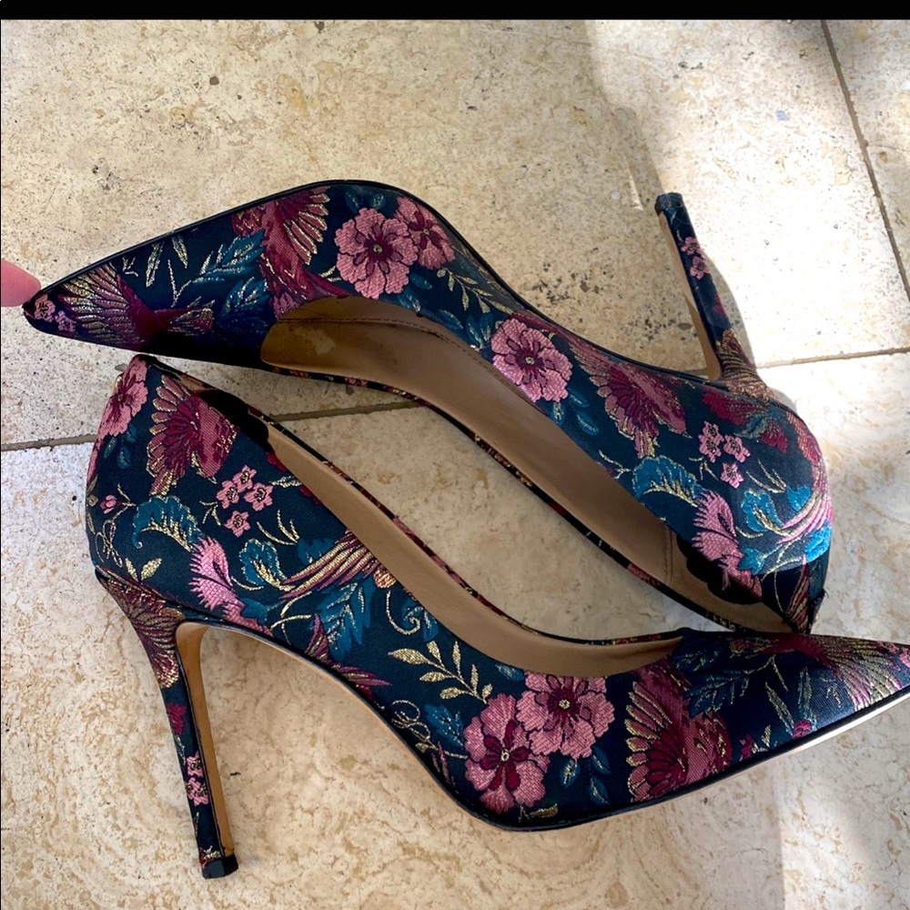 Gorgeous embroidered oriental style pumps